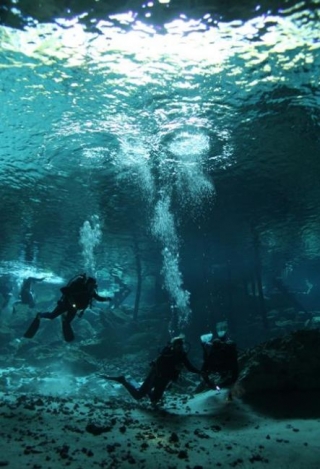 Cavern diving 